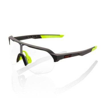 Óculos com lentes...